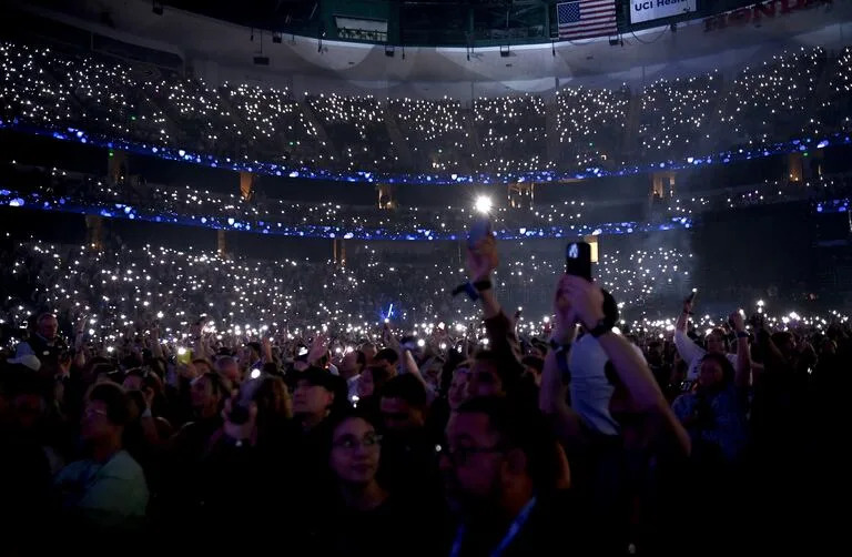 Ásí vivió una multitud de 12.000 personas el show de anuncios de Disney este viernes por la noche en Anaheim, California 