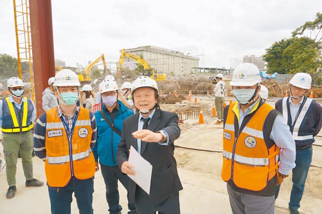 台北市長柯文哲去年信誓旦旦稱第一果菜市場及萬大魚市場改建，今年4月先完工中繼市場，6月讓攤商進駐營運，市議員王世堅（前中）19日會勘發現仍是一片工地。（張立勳攝）