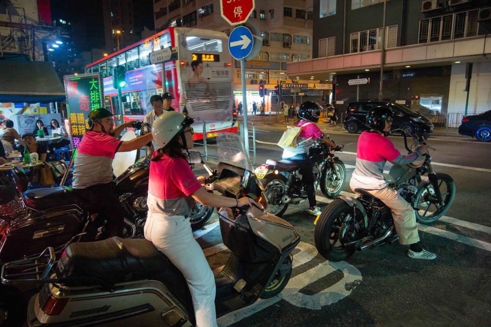 記者採訪期間，碰巧有一隊穿着 Foodpanda 粉紅 T 裇的哈里電單車車隊經過。