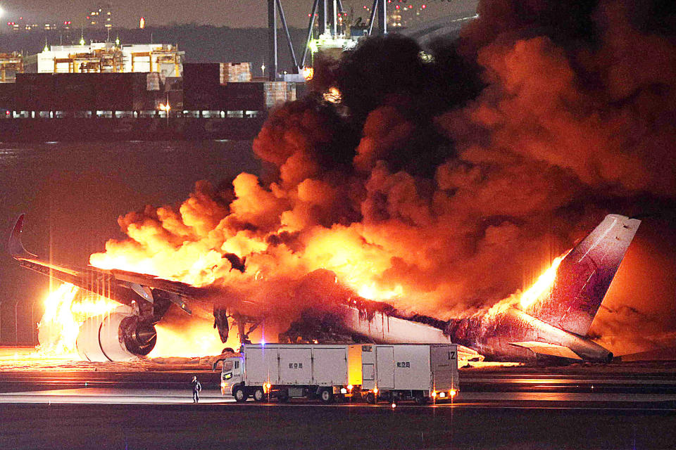 Das brennende Flugzeug der Japan Airlines auf der Landebahn des Flughafens Haneda in Tokio.