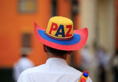 A man walks on a street wearing a hat with the writing "Peace" in Cartagena, Colombia, September 26, 2016. REUTERS/Jaime Saldarriaga
