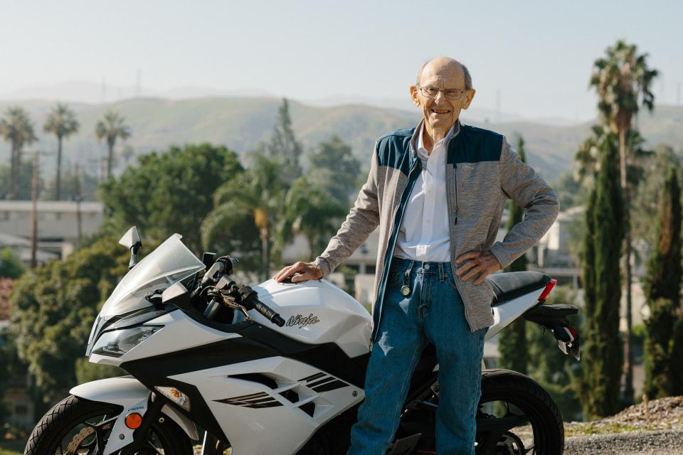 Dr. David Baylink, 92, genießt es, mit seinem Motorrad zur Arbeit zu fahren. - Copyright: Stella Kalinina for Insider 