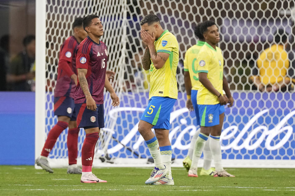 El brasileño Bruno Guimaraes (5) reacciona luego de perder una oportunidad de gol ante Costa Rica, el lunes 24 de junio de 2024, en Inglewood, California. (AP Foto/Mark J. Terrill)