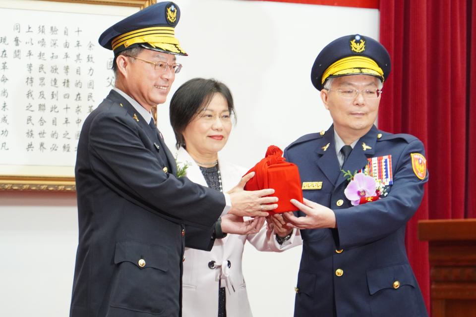 原台北市警局長張榮興（右）在內政部長劉世芳監交下，接任警政署長一職。林泊志攝