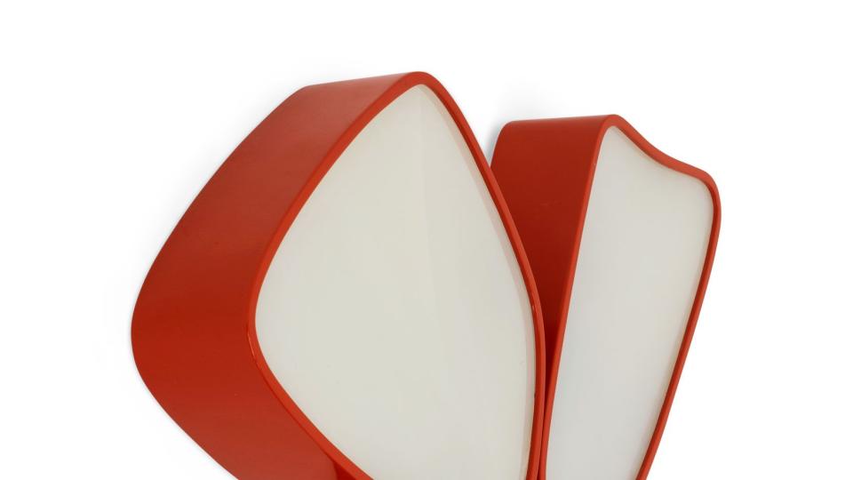 sconce with three rounded triangular sections with red borders