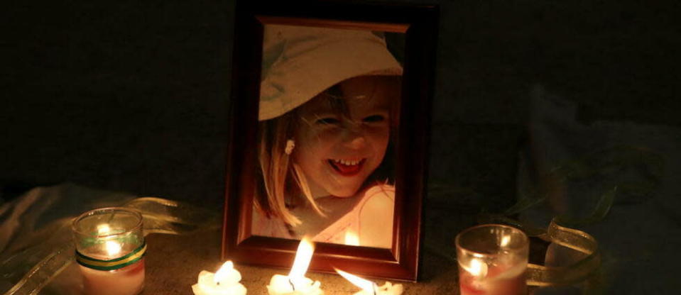 Des bougies &#xe9;clairent une photographie de Madeleine McCann, &#xe0; l&#39;int&#xe9;rieur de l&#39;&#xe9;glise de Praia da Luz, le 3 mai 2017, lors d&#39;une c&#xe9;r&#xe9;monie&#xa0;marquant le 10e anniversaire de sa disparition.
&#xa0;
