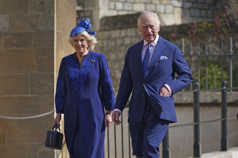 El rey Carlos III de Gran Bretaña y Camila, la reina consorte, asisten al servicio de Pascua en la capilla de San Jorge, el domingo 9 de abril de 2023, en Windsor, Inglaterra