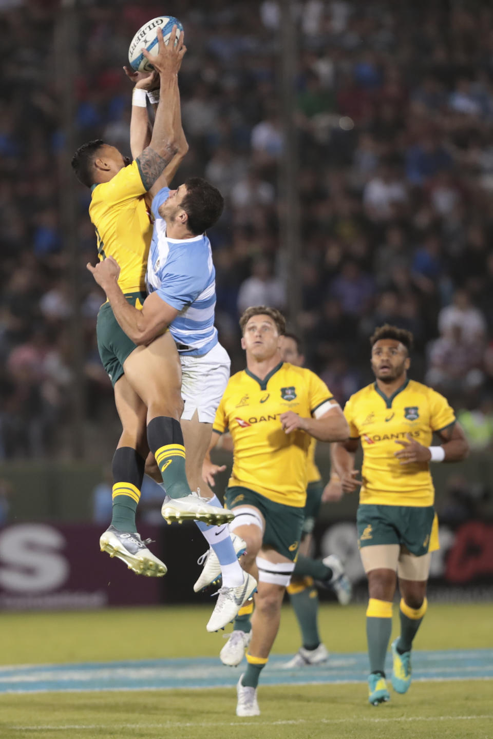 Australia's Israel Folau, left, and Argentina's Emiliano Boffelli struggle for the ball in a line-out during their Rugby Championship match in Salta, Argentina, Saturday, Oct. 6, 2018. (AP Photo/Gonzalo Prados)