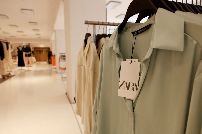 FOTO DE ARCHIVO: Ropa expuesta en una de las tiendas Zara más grandes del mundo, en Madrid