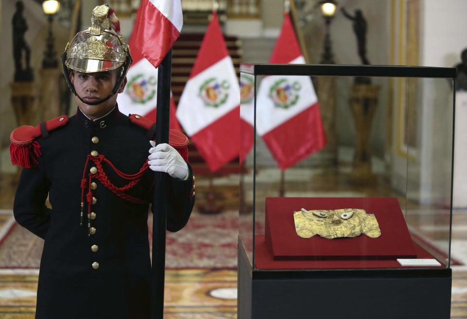 The pre-Columbian gold funerary Sican mask, that disappeared in 1999 and was recovered by Interpol in Germany, is displayed at the government Palace in Lima, Peru, Monday, Sept. 10, 2018. Germany returned the mask to Peru following a 20-year legal and diplomatic battle, after Peru had reported the eighth century mask’s disappearance in 1999. (AP Photo/Martin Mejia)