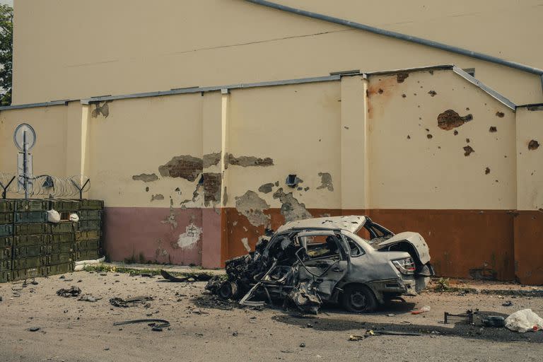 Un coche destruido en Shebekino, en la región de Belogrado, cerca de la frontera occidental rusa, el 8 de junio de 2023. En la región de Belgorod, los ataques transfronterizos ucranianos han llevado la guerra a casa y han provocado que decenas de miles de rusos huyan de sus hogares bombardeados.