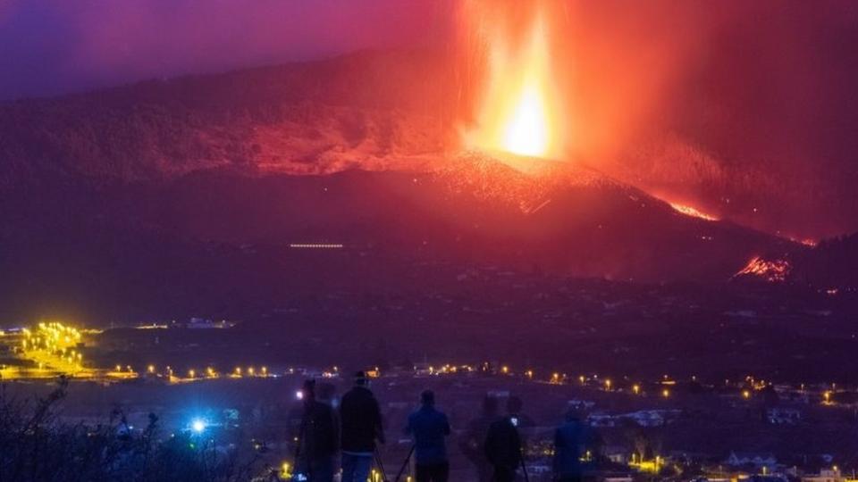 Lava y humo son despedidos por el volcán