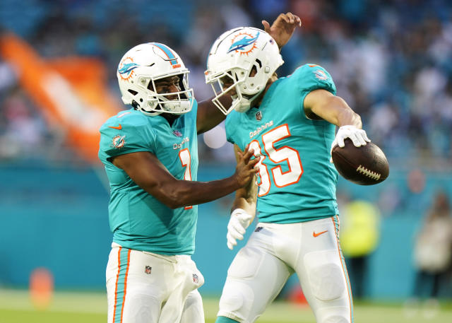 Tagovailoa, Hill connect early as Dolphins roll past Eagles