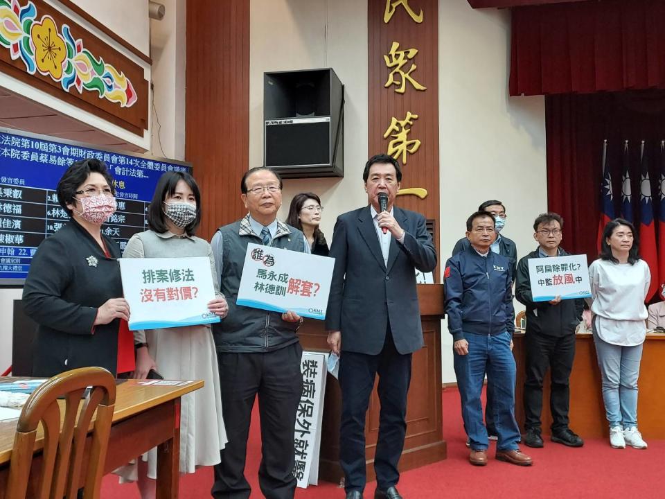 對於會計法修法，國民黨立委動員登記發言，試圖影響議事進行。   圖:陳佩君/攝