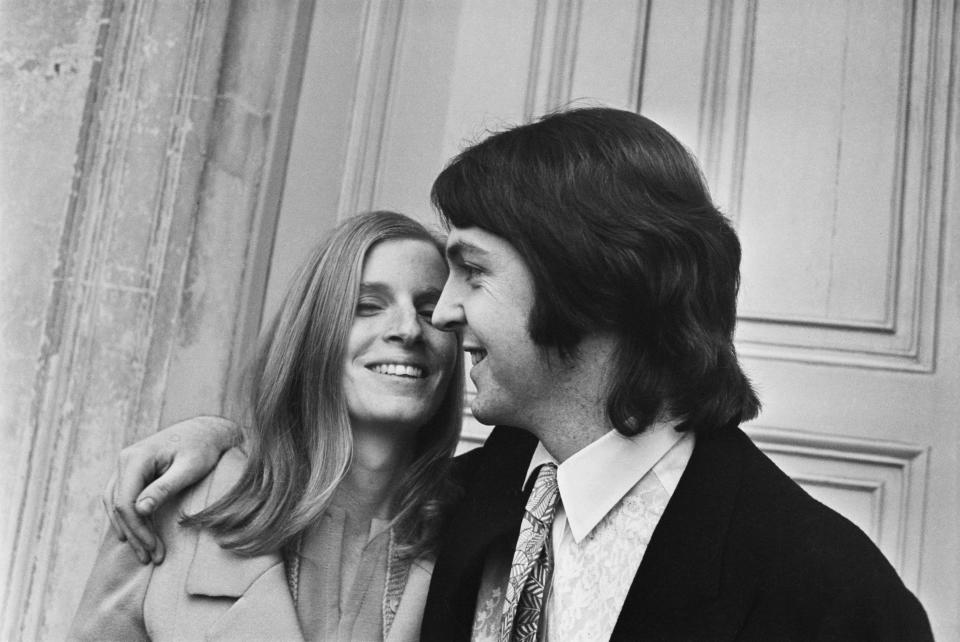 English musician, singer, and songwriter Paul McCartney  marries American musician and photographer Linda Eastman (1941 - 1998) at Marylebone Registery Office, London, 12th March 1969. (Photo by C. Maher/Daily Express/Hulton Archive/Getty Images)