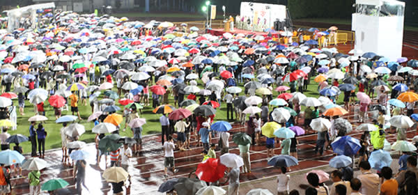 An estimated crowd of between 6 to 7,000 were present, in spite of the rain, at the NSP rally at Choa Chu Kang Stadium. (Yahoo! photo / Kzen Kek)