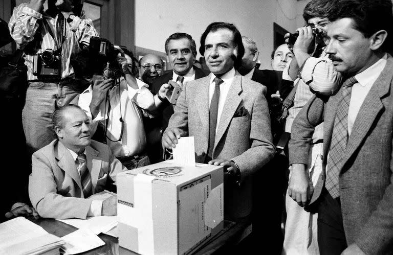 Carlo Menem vota en La Rioja el 14 de Mayo de 1989; se venían semanas de convulsión previas a su asunción como presidente de la Nación