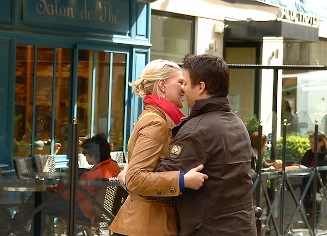 Couple expressing affection to each other along the streets of Paris, France (Photo: Pedro Ribeiro Simões via flickr)