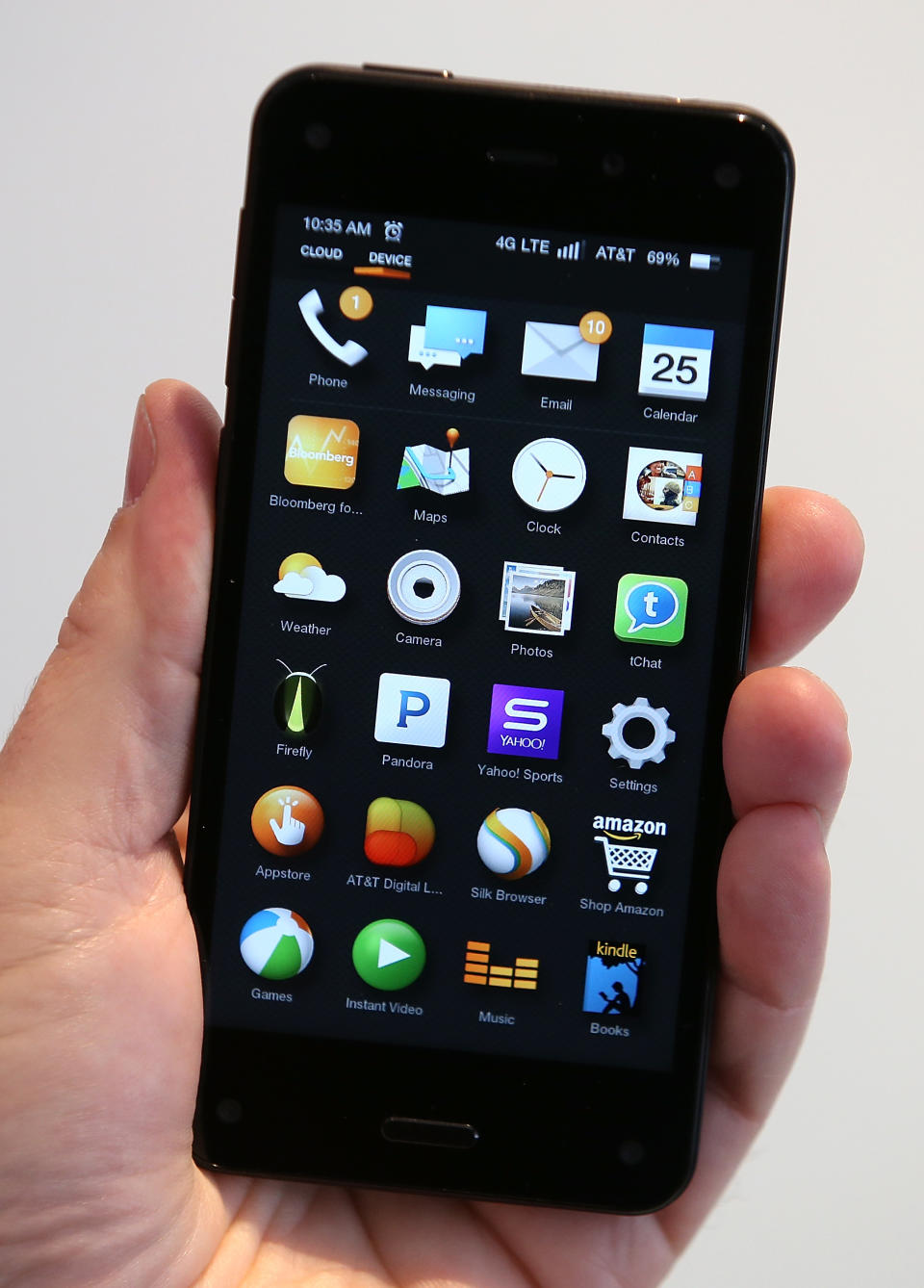 Das Amazon Fire Phone war 2014 das erste Smartphone des Onlineanbieters, konnte aber nicht überzeuge. Dabei sollten Features wie der 4,7 Zoll große Bildschirm oder die 13-Megapixel-Kamera zum Erfolg führen. Allerdings kritisierten die User die schlechte Sprachqualität, die Netzempfindlichkeit und die Kameraqualität. 2015 wurde schließlich der Verkauf eingestellt.