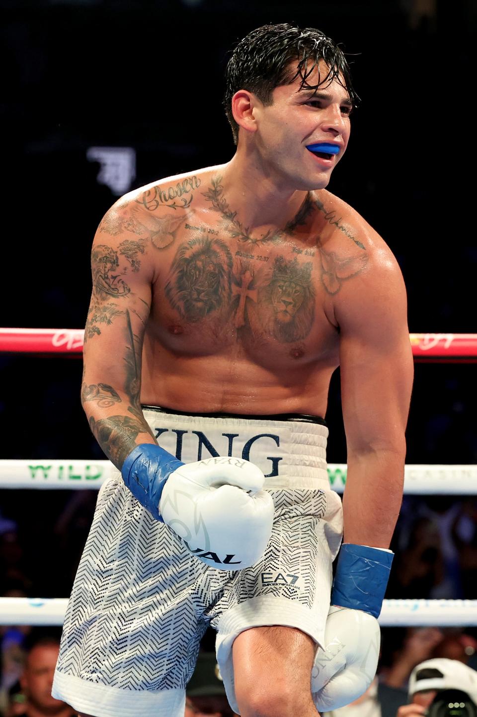 Ryan García reacciona contra Devin Haney durante su pelea por el título superligero del WBC en el Barclays Center.