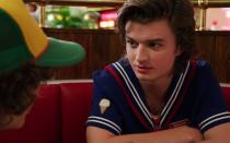 Doch Jonathan (Charlie Heaton) war nicht der einzige Junge, der Nancy (Natalia Dyer) den Kopf verdrehte: In der ersten Staffel war sie zunächst mit dem Schönling Steve Harrington (Joe Keery, Bild) zusammen. Trotz seiner Trennung von Nancy in Staffel zwei entwickelte sich Steve zu einem unverzichtbaren Unterstützer im Kampf gegen den Demogorgon und zu einem echten Freund für Dustin (Gaten Matarazzo). (Bild: Netflix)