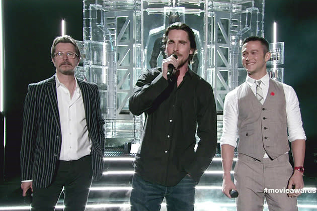 Christian Bale (mitte) mit Gary Oldman (links) und Joseph Gordon-Levitt bei den MTV Movie Awards