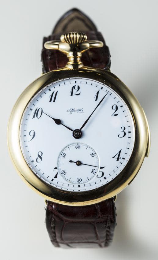●「TIFFANY ＆ Co.」五分兩問懷錶改裝腕錶，18K金材質，年代約1916年，估價約50萬元 以前並沒有專為腕錶打造的問錶機芯，所以最快的方法，就是把女用的小型問錶直接焊上錶耳改裝成腕錶即可，這只腕錶就是最好的證明。而除了兩問功能之外，手寫的燒瓷面盤也是鑑賞的重點，其次則是是那個手寫字體的TIFFANY ＆ Co.標誌。