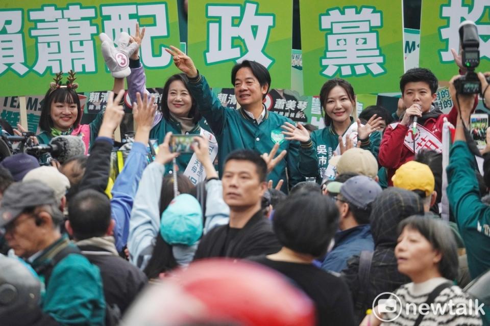 民進黨總統候選人賴清德和北市立委候選人在台北小巨蛋前，和全國22縣市同步站進行路口行動。   圖：張良一/攝