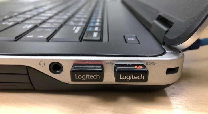 ကြိုးမဲ့ Logitech (LOGI) စက်များအတွက် လက်ခံကိရိယာနှစ်ခု၊ လက်ပ်တော့ကွန်ပျူတာတစ်လုံးတွင် ပလပ်ထိုးထားသည်။