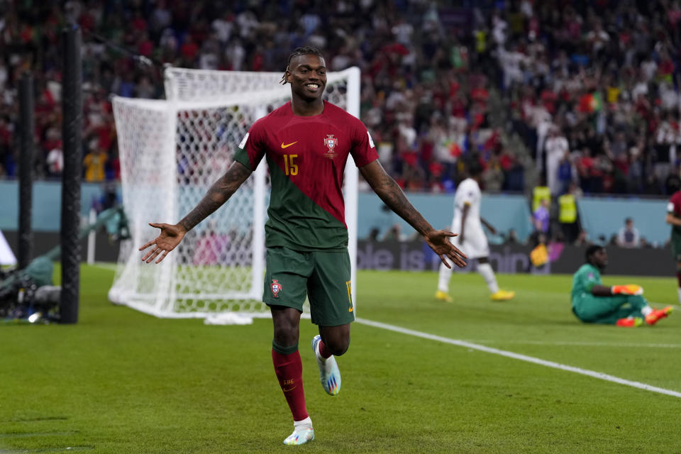 El portugués Rafael Leao celebra tras marcar el tercer gol para la victoria 3-2 ante Ghana en el partido por el Grupo H del Mundial, el jueves 24 de noviembre de 2022. (AP Foto/Manu Fernández)