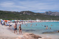 Tanti turisti affollano le spiagge più belle di Porto Cervo e dintorni. La Sardegna è finita nel mirino delle critiche per l'incremento di casi tra i turisti ma il governatore Solinas respinge le accuse: "Non siamo un'isola di untori". (Photo by Emanuele Perrone/Getty Images)