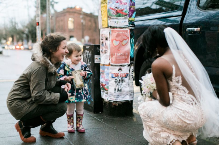 Das kleine Mädchen traute seinen Augen kaum. (Bild: <a href="https://www.yahoo.com/style/little-girl-adorably-mistakes-bride-184302114.html" data-ylk="slk:Stephanie Cristalli Photography;elm:context_link;itc:0;sec:content-canvas;outcm:mb_qualified_link;_E:mb_qualified_link;ct:story;" class="link  yahoo-link">Stephanie Cristalli Photography</a>)