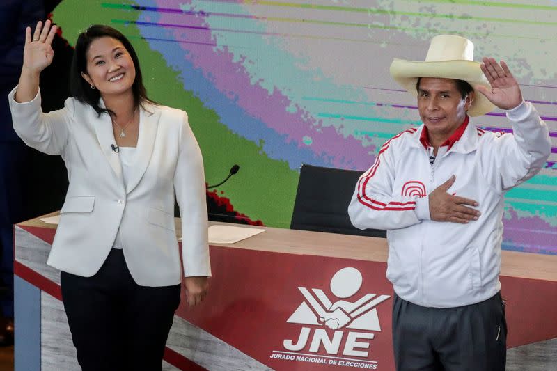 FOTO DE ARCHIVO-La candidata derechista de Perú Keiko Fujimori y el candidato socialista Pedro Castillo saludan al final de su debate antes de la segunda vuelta electoral del 6 de junio, en Arequipa, Perú.