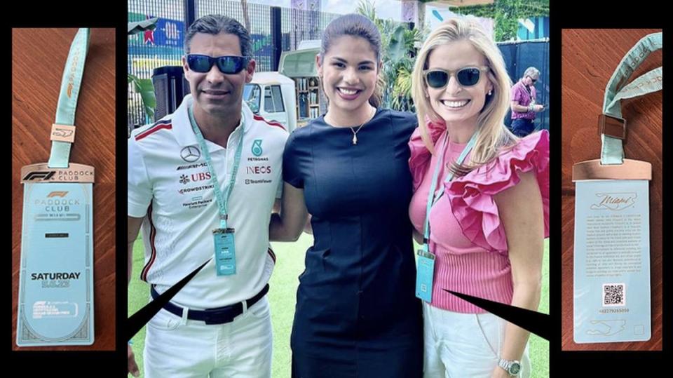 El alcalde de Miami, Francis Suárez (izquierda), y su esposa, Gloria Suárez (derecha), posan con una influencer de las redes sociales y promotora de eventos en el Gran Premio de Miami de Fórmula 1, el sábado 6 de mayo, con pases VIP para el Paddock Club.