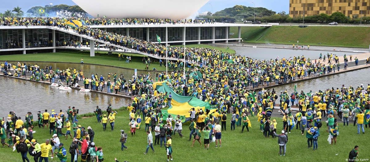 Protesters in yellow and green shirts stormed the Congress (Screengrab )