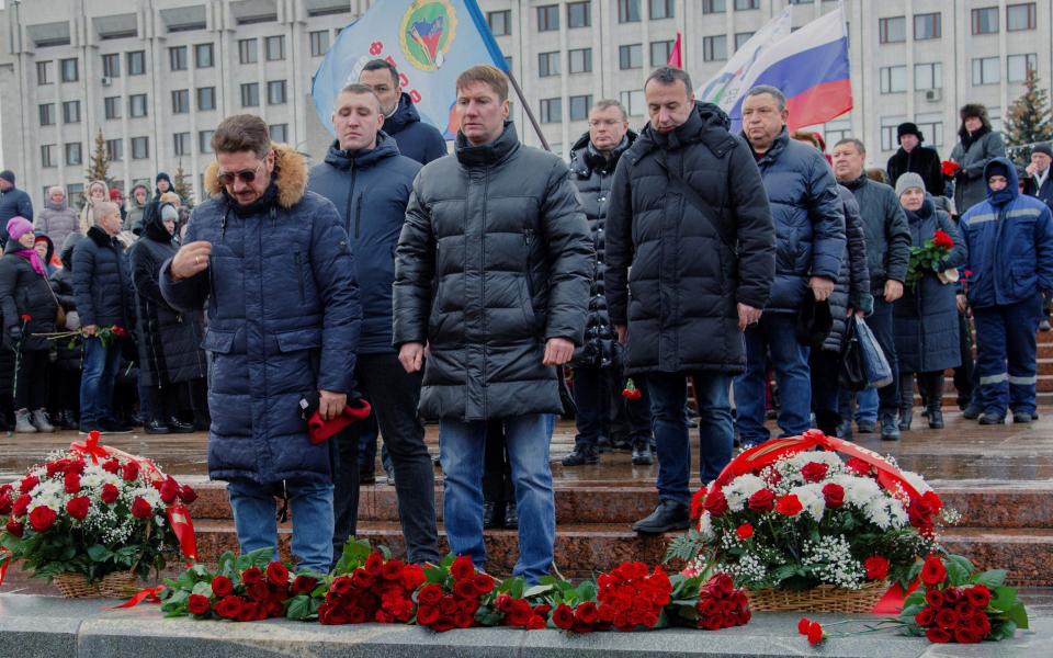 People take part in a ceremony in memory of Russian soldiers killed in the course of Russia-Ukraine military conflict, the day after Russia's Defence Ministry stated that 63 Russian servicemen were killed in a Ukrainian missile strike on their temporary accommodation in Makiivka (Makeyevka) in the Russian-controlled part of Ukraine, in Glory Square in Samara, Russia, January 3, 2023. REUTERS/Albert Dzen NO RESALES. NO ARCHIVES. - REUTERS/Albert Dzen