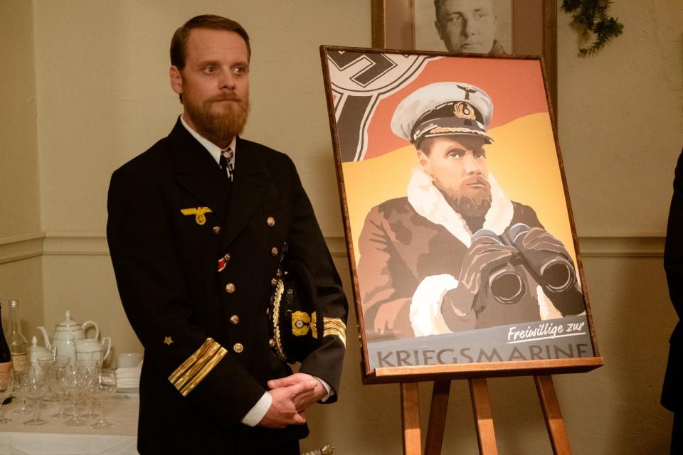 Taugt nur noch auf dem Plakat als Held: In "Das Boot" spielt Stefan Konarske den kriegstraumatisierten deutschen U-Boot-Kapitän Ulrich Wrangel, den der Krieg innerlich zerstört hat. In Staffel eins war er noch eine Randfigur, nun wird er zum diabolischen Bösewicht aufgebaut, der den - eventuell abtrünnigen - Clemens Schick-Charakter verfolgen soll. (Bild: Stephan Rabold / Bavaria Fiction GmbH / Sky)