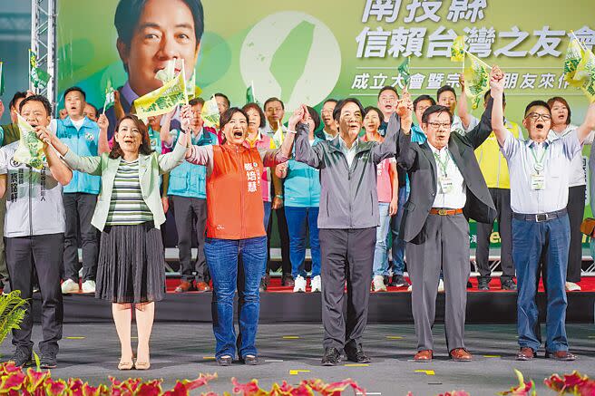 「南投信賴台灣之友會」成立大會4日舉行，民進黨總統參選人賴清德（右三）呼籲大家捍衛台灣主權。（陳淑娥攝）