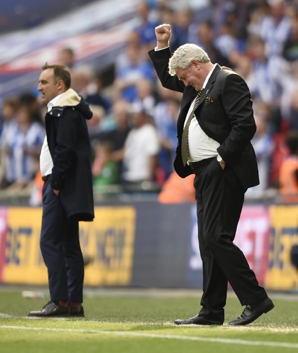 Britain Soccer Football - Hull City v Sheffield Wednesday - Sky Bet Football League Championship Play-Off Final - Wembley Stadium - 28/5/16 Hull City manager Steve Bruce celebrates at the end of the match as Sheffield Wednesday manager Carlos Carvalhal looks on dejected Action Images via Reuters / Andrew Couldridge Livepic EDITORIAL USE ONLY. No use with unauthorized audio, video, data, fixture lists, club/league logos or "live" services. Online in-match use limited to 45 images, no video emulation. No use in betting, games or single club/league/player publications. Please contact your account representative for further details.