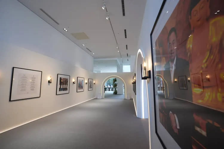 走廊左右兩邊擺放多幅李世聰成長歷程的回憶，營造出「時光走廊」的意象。翻攝畫面