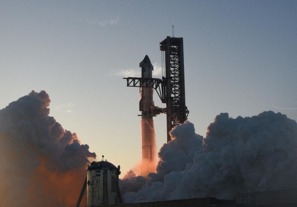 2023年11月18日，SpaceX在德州波卡契卡附近的星際基地（Starbase）發射星艦火箭。路透社