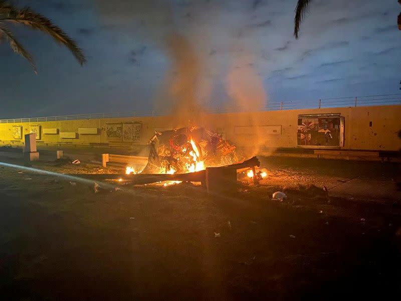 Imagen de restos en llamas en un camino cerca del Aeropuerto Internacional de Bagdad