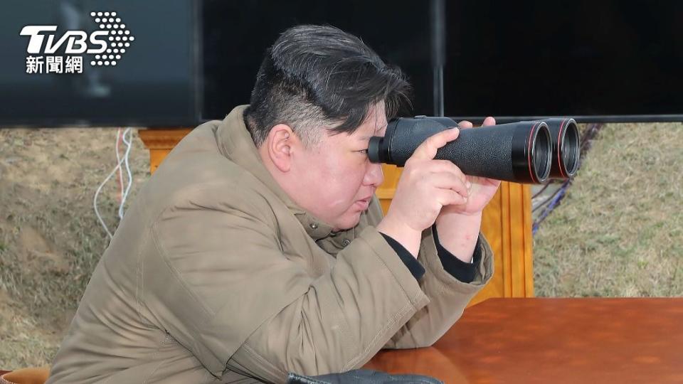 北韓領導人金正恩視察軍演。（圖／達志影像美聯社）