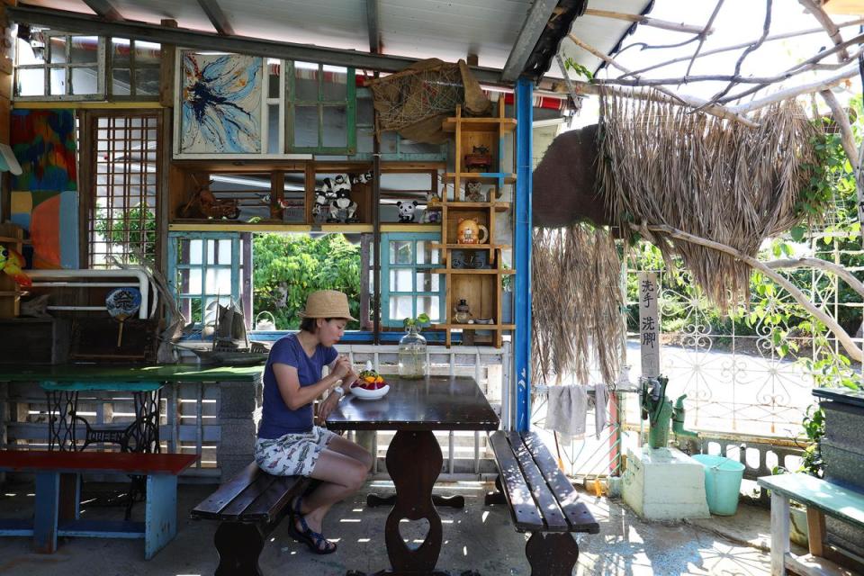 天台角冰店的舊店面，是用漂流木打造的小屋，在這裡吃冰氣氛超好。