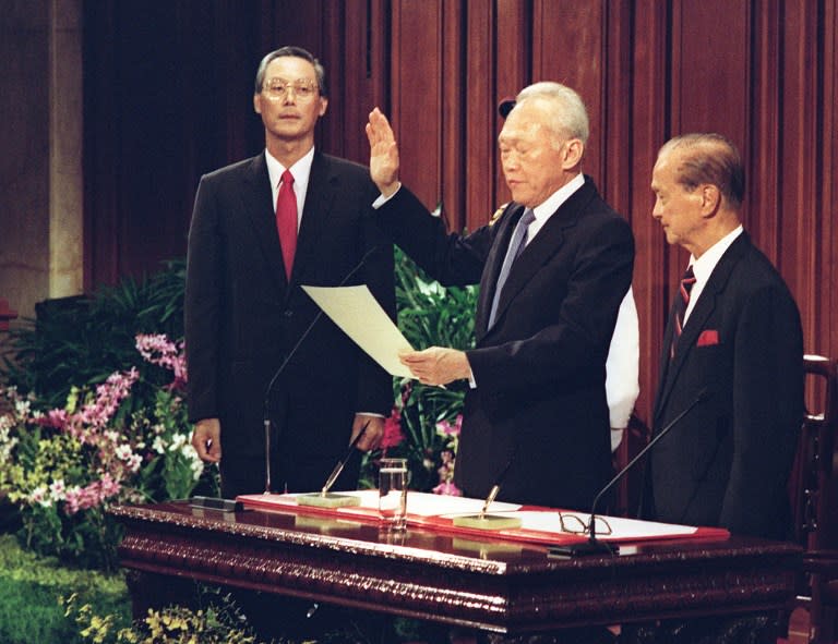 Lee Kuan Yew (centre) taking his oath of office as Senior Minister in the new Prime Minister Goh Chok Tong’s government, next to President Wee Kim Wee (right) at City Hall on 28 November 1990. (File photo: Roslan Rahman/AFP)