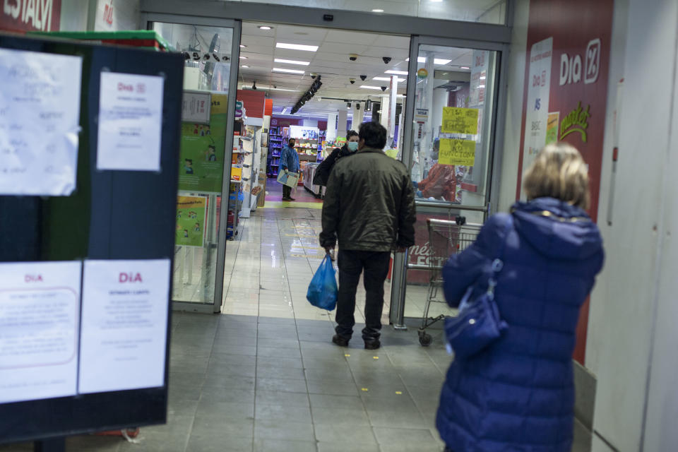 Some people lining up at a supermarket, Barcelona, Spain, Thursday, March 19, 2020. (José Colon for Yahoo News)