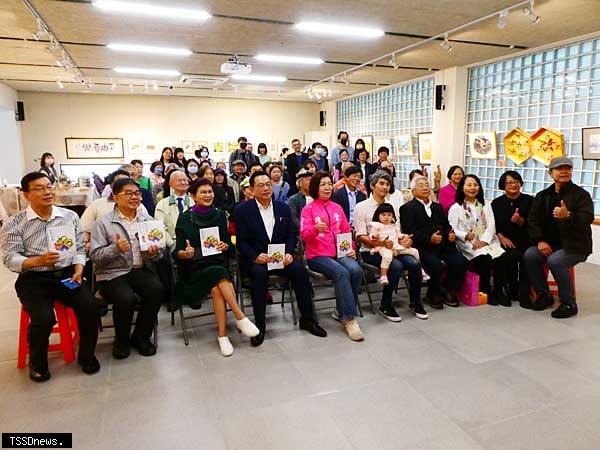 宜蘭市立圖書館城東藝廊辦理「四季‧幸福」藝術創作邀請展舉行開幕，宜蘭市長陳美玲主持。展期至五月十一日止，邀請民眾共享藝術饗宴。（記者董秀雲攝）