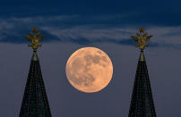 <p>The moon spotted from Moscow's Red Square on May 15. </p>