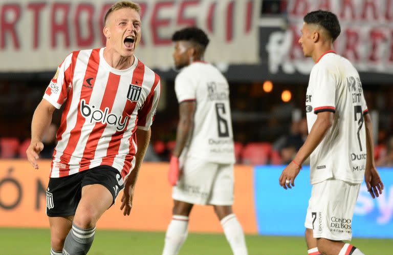 Santiago Ascacíbar festeja su gol para Estudiantes ante Newell's