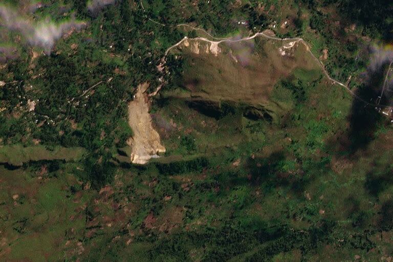 Esta imagen de satélite tomada el 26 de mayo de 2024 y recibida el 27 de mayo de Planet Labs PBC muestra una vista aérea de un corrimiento de tierras en la aldea de Mulitaka en la región de Maip Mulitaka, en la provincia de Enga, Papúa Nueva Guinea.